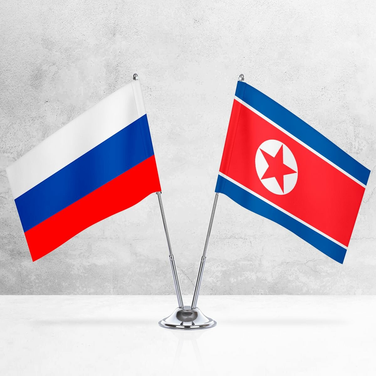 Настольные флаги России и кндр на металлической подставке под серебро