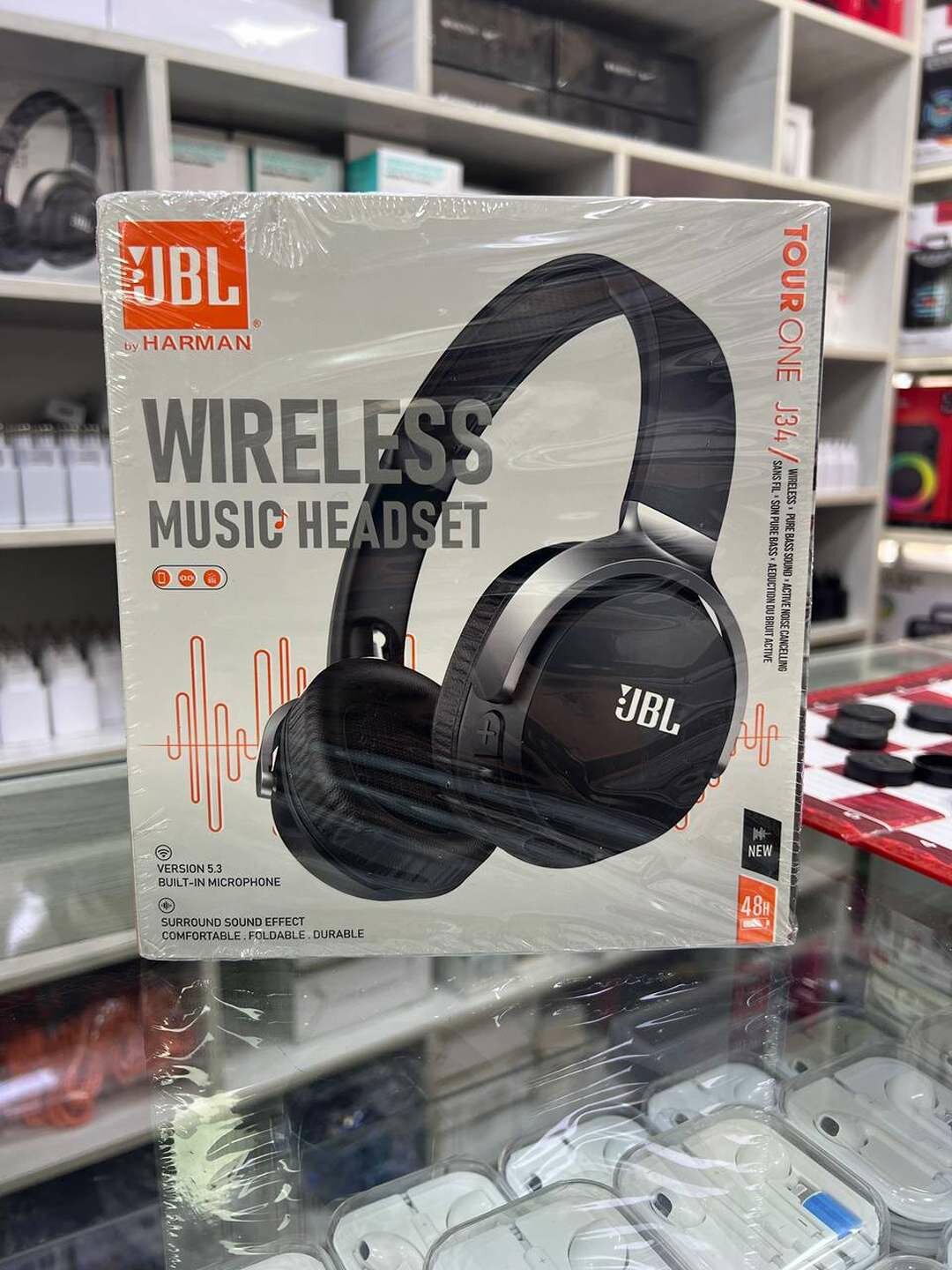 Беспроводные накладные наушники JBL, Bluetooth, чёрного цвета.
