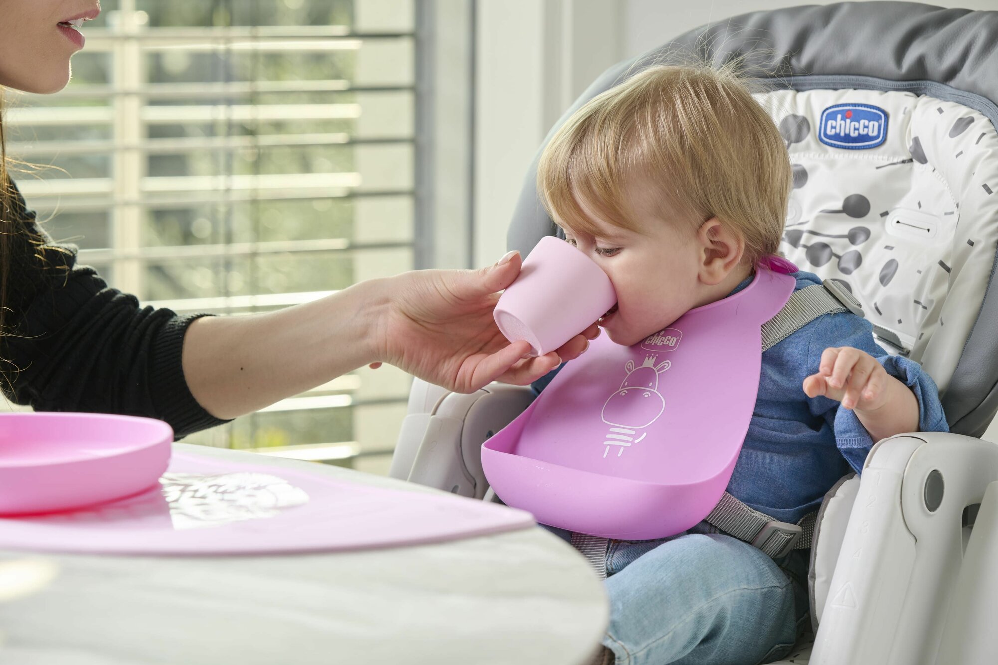 Нагрудник для кормления силиконовый Chicco Easy Roll Bib, от 6 месяцев, розовый — фото 1
