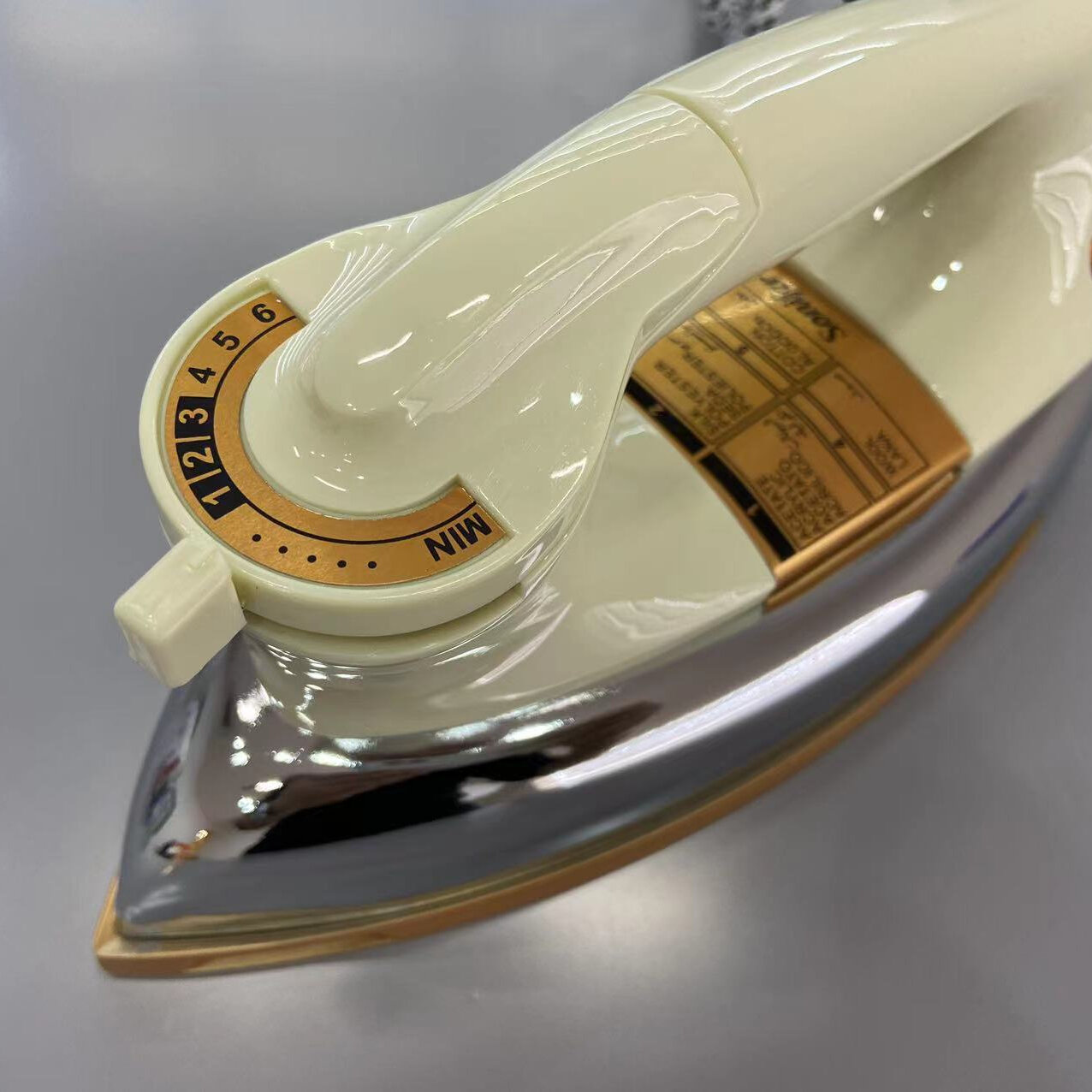 Профессиональный паровой утюг Sonifer SF-8041 с высокой мощностью и эффективной системой подачи пара — фото 1