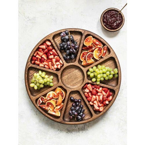 Большая деревянная менажница с соусником из дуба