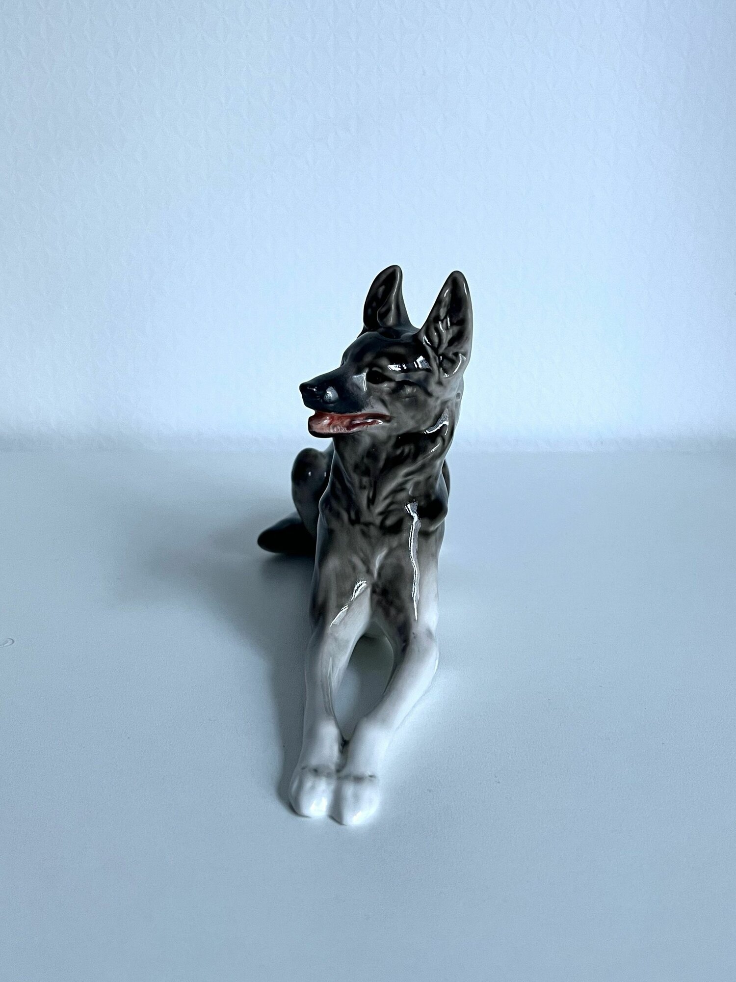 Статуэтка "Овчарка" Фарфор. ЛФЗ. СССР. Длина 23 см. — фото 1