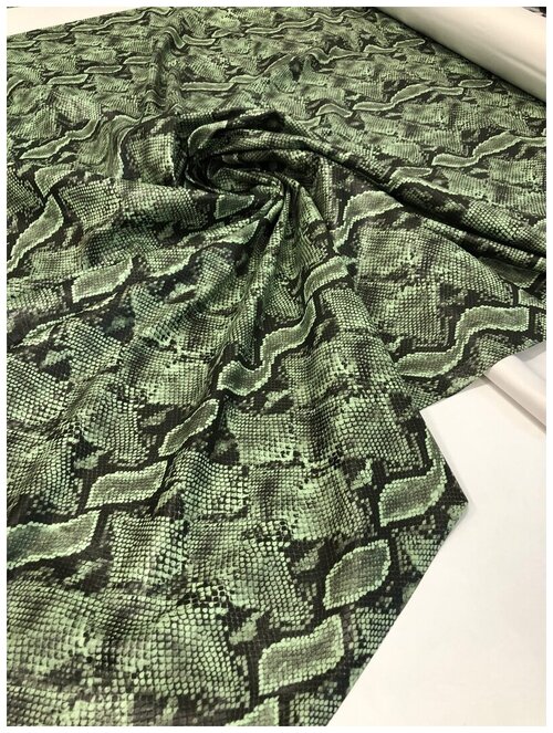 Ткань курточная с тиснением цвет зеленый, Германия, цена за 1 метр погонный.