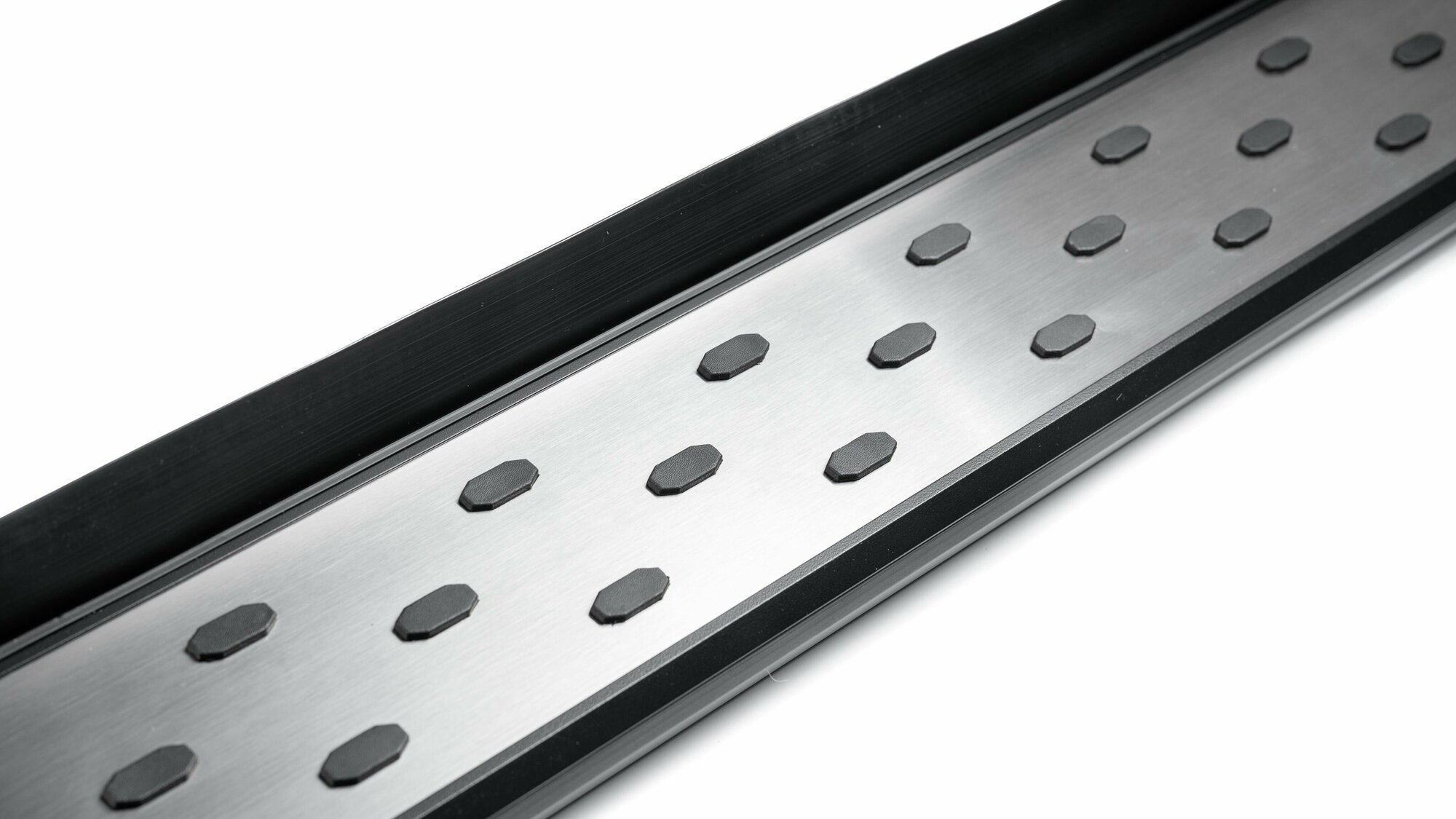 Пороги алюминиевые "БМВ стиль" для Chevrolet Tracker (Шевроле Трекер) 2013-2015 с крепежом