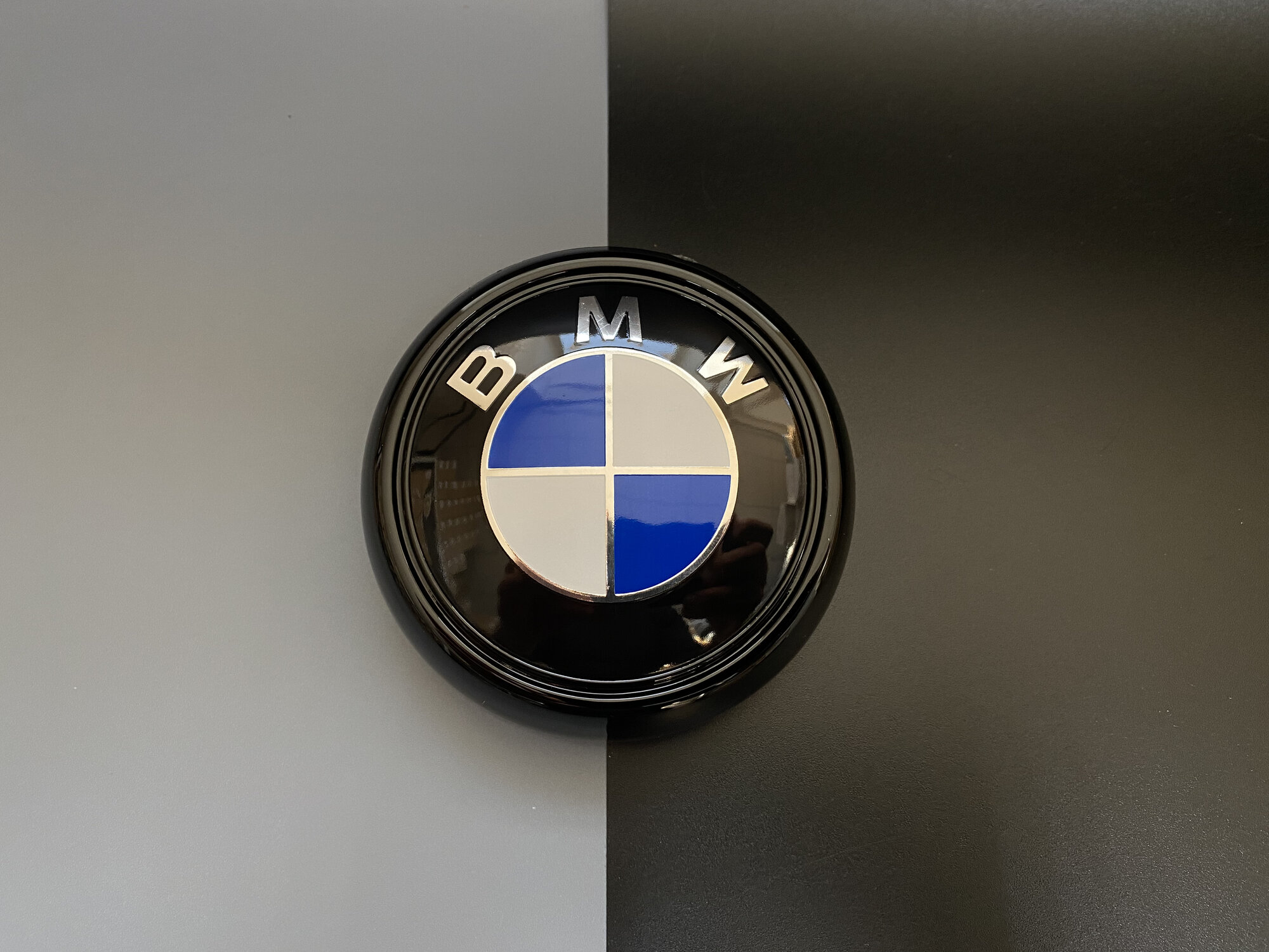 Эмблема багажника БМВ BMW E71 Х6 чаша 51147196559 черный кант