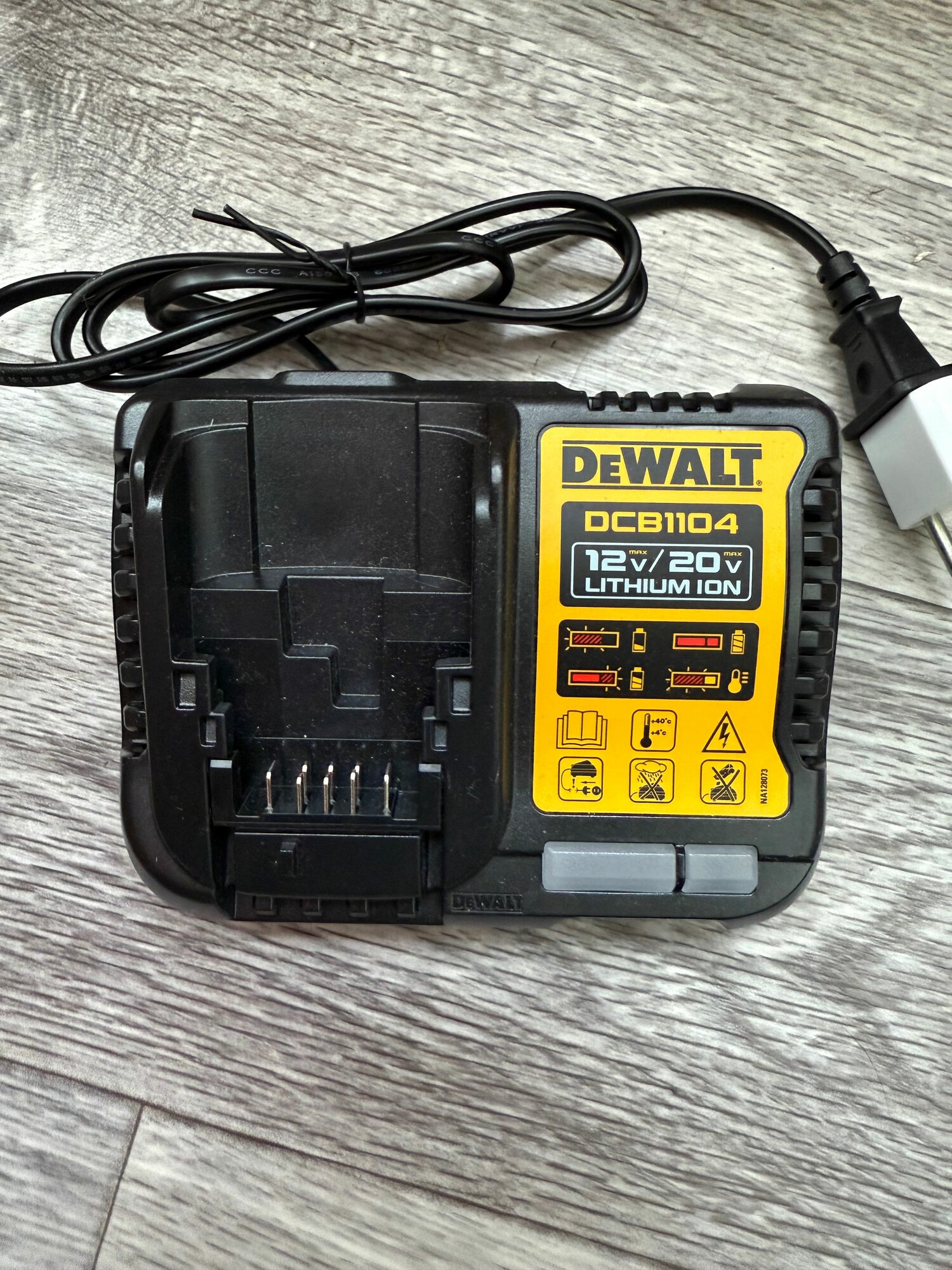 Заряное устройство DeWalt DCB1104