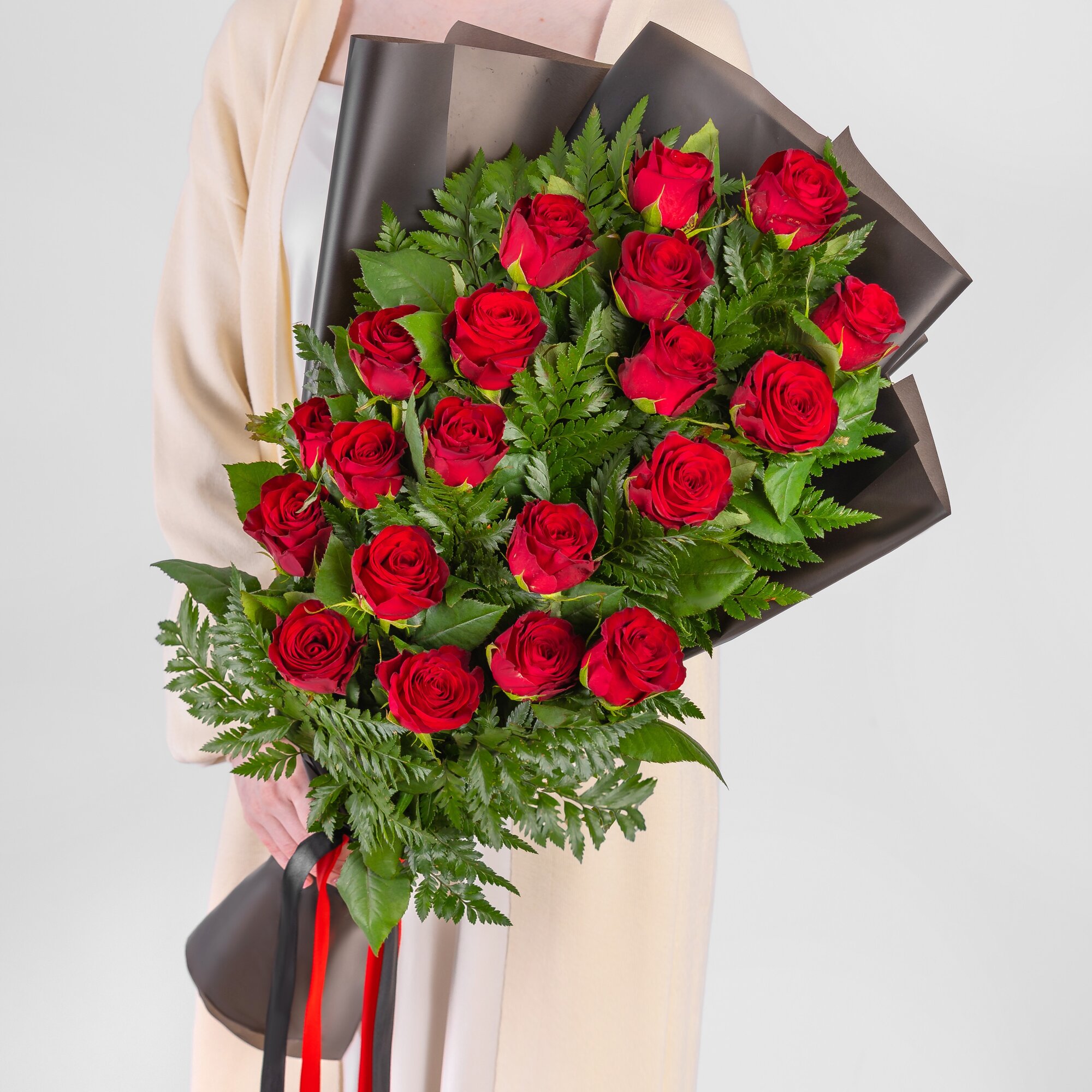 Траурный букет Мегацвет24 розы Ред Наоми и папоротник в упаковке