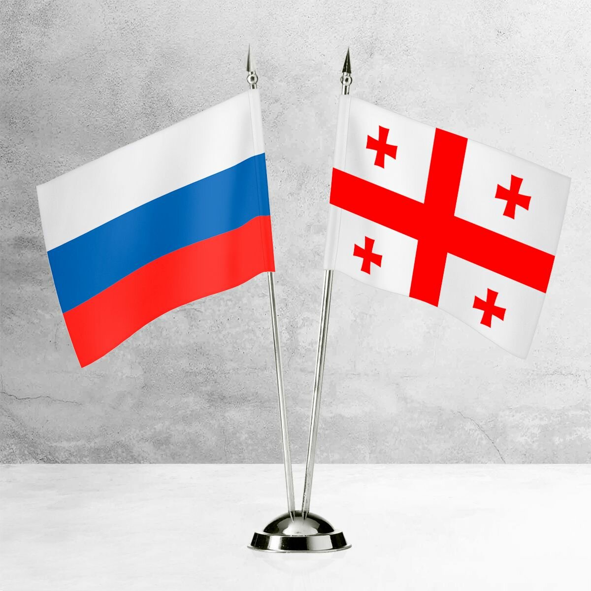 Настольные флаги России и Грузии на пластиковой подставке под серебро