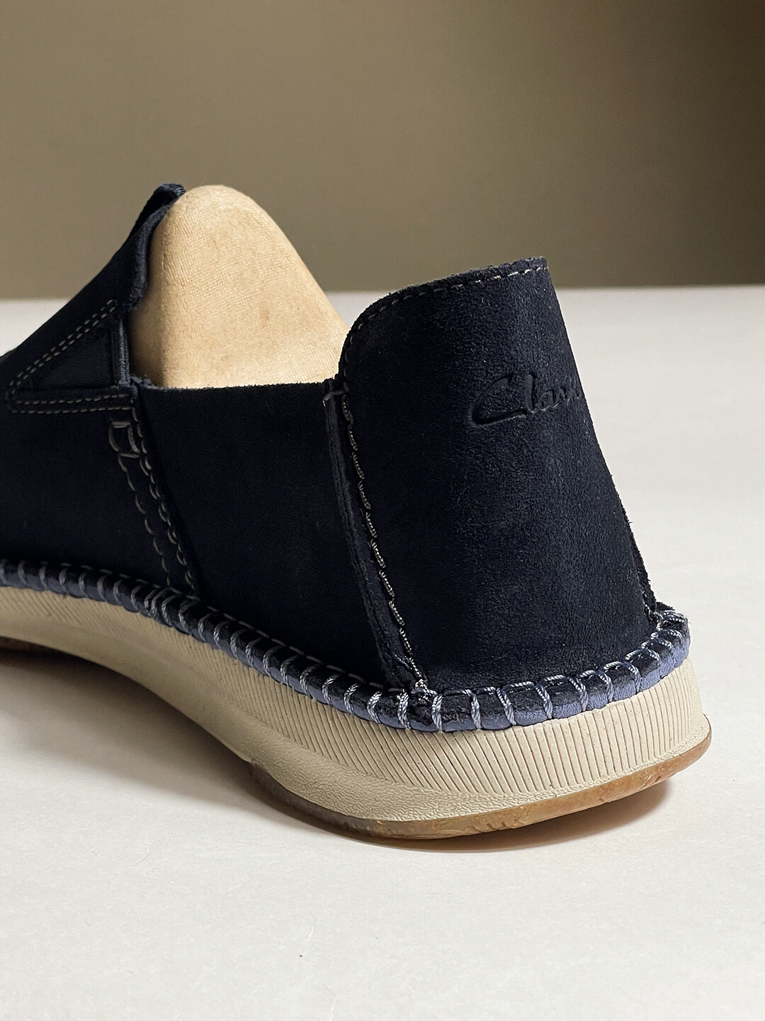 Лоферы Clarks, размер 44.5 EU 10.5 US, желтый, фуксия, оранжевый, серый, коричневый, бежевый, серебряный, белый, золотой, мультиколор — фото 1