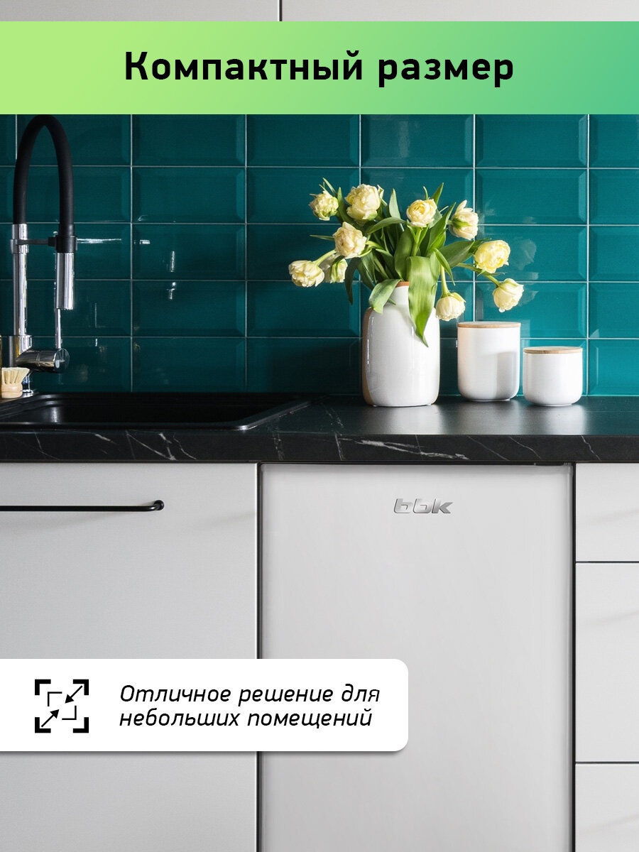 Компактный холодильник BBK RF-090 с общим объемом 90 л, белого цвета — фото 1