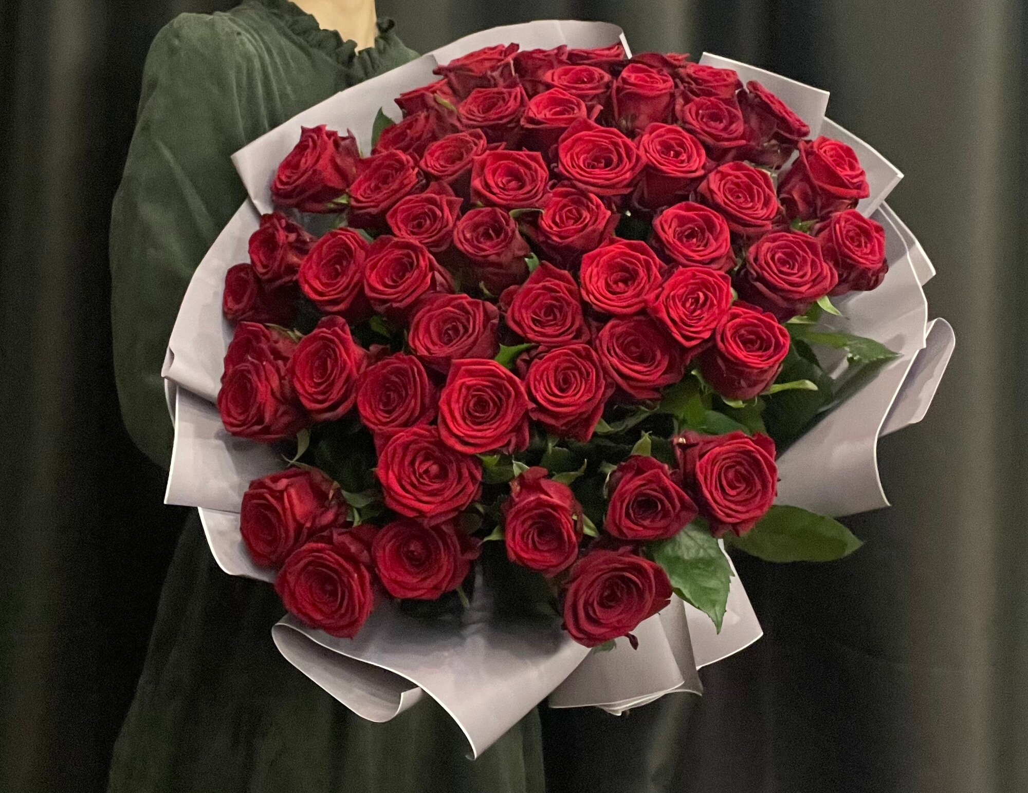 Букет "Роскошный подарок" из 51 бордовой розы в подарочном оформлении