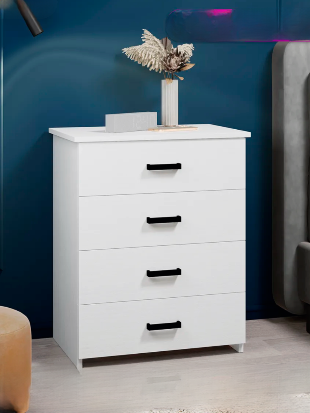Элегантный белый комод с лаконичным дизайном и контрастными чёрными ручками для современного интерьера