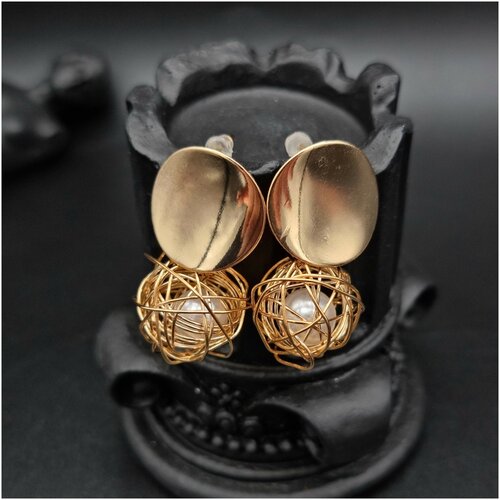 Комплект серег The Minimalist, жемчуг пресноводный культивированный, жемчуг барочный, жемчуг имитация, жемчуг пресноводный, жемчуг культивированный, размер 45 мм, золотой, белый