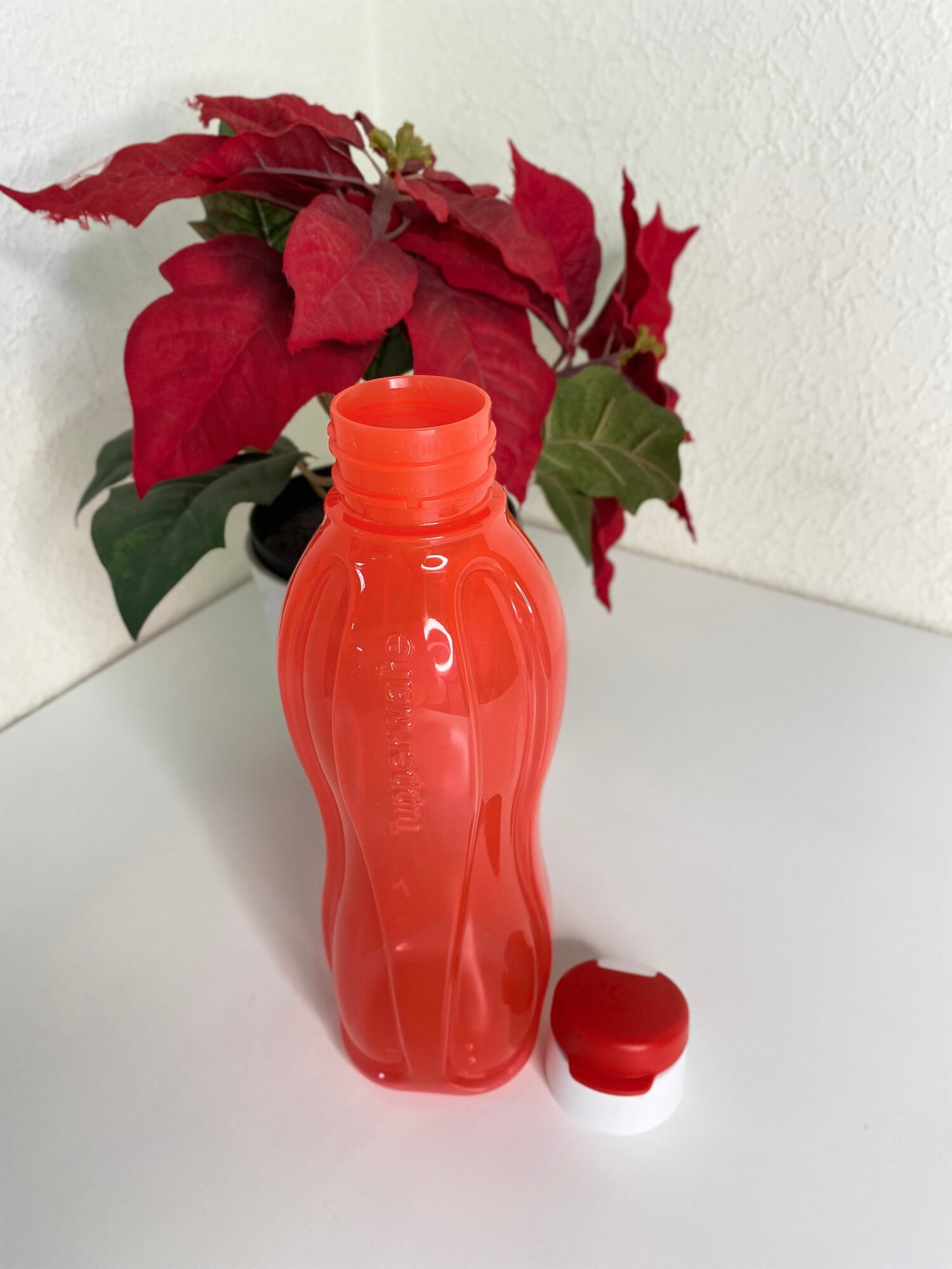 Tupperware Эко-бутылка 750 мл с клапаном красная - фотография № 3