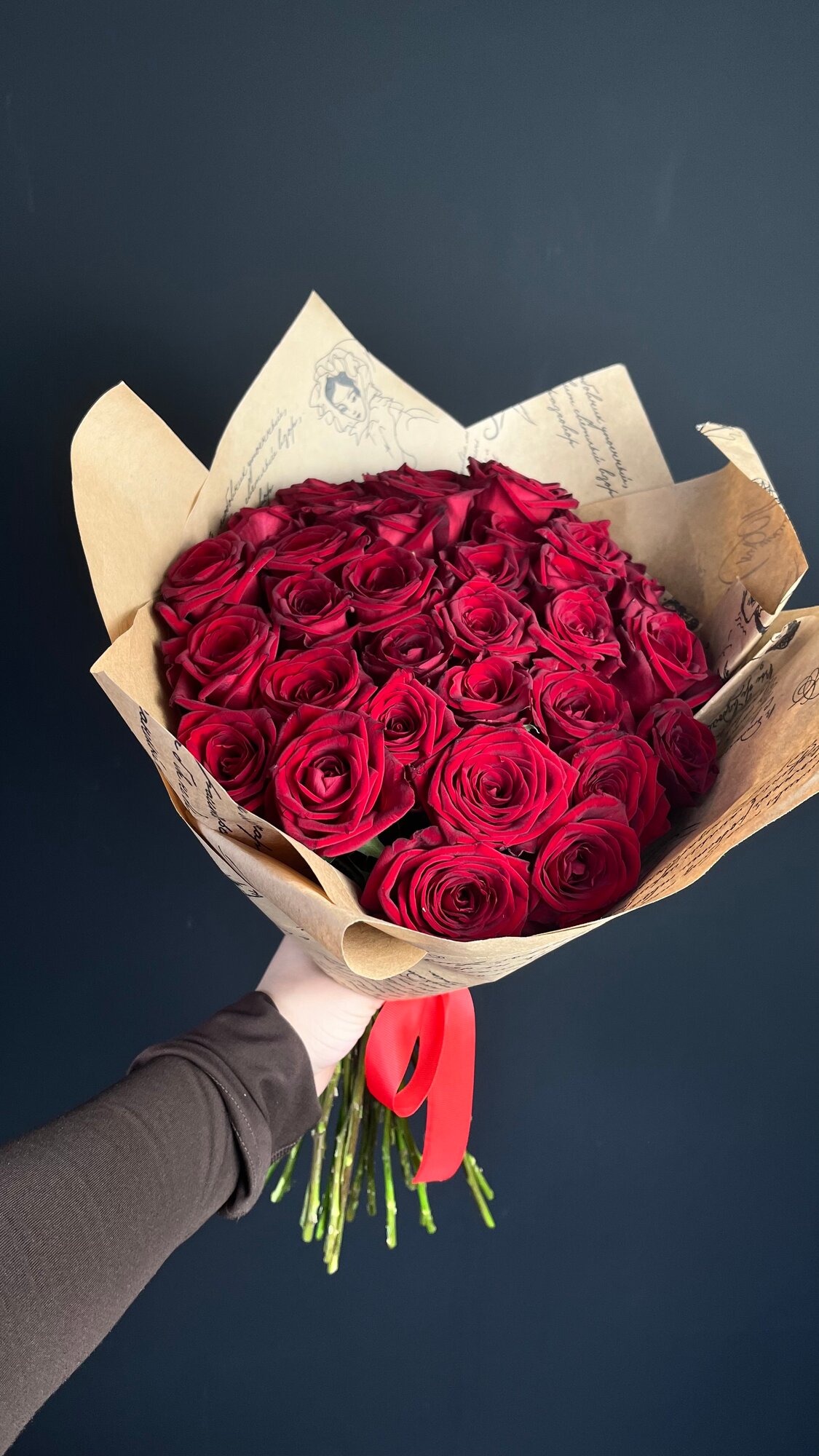41 Роза. Монобукет роз. Букет роз. Красные розы. цветы. Букет красных роз в крафт