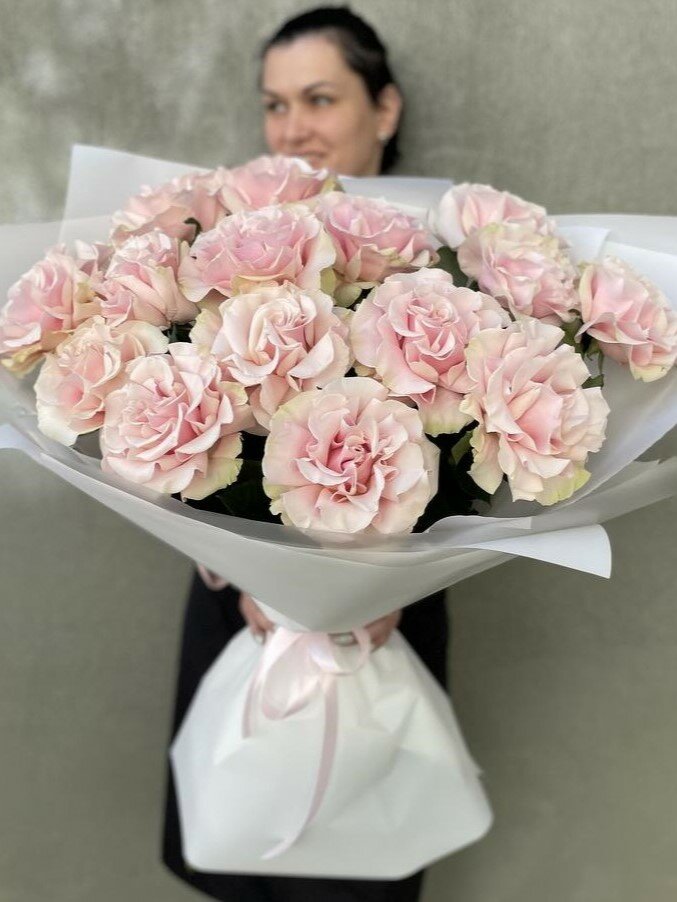 XXL Букет живых цветов "Французские пионовидные розы", дизайнерская упаковка, 15 штук