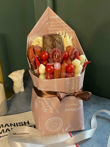 Изображение товара Букет «Кремона мини» с колбасками, сыром, помидорами и багетом — подарок на 8 марта, 23 февраля, День Рождения