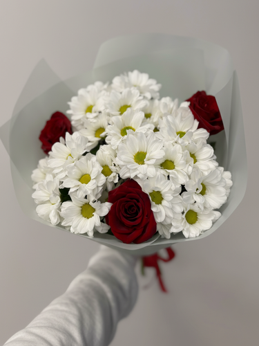 Изображение товара Букет из 3 красных роз и 4 кустовых хризантем в упаковке, сборный букет, 50 см | Турбофлора