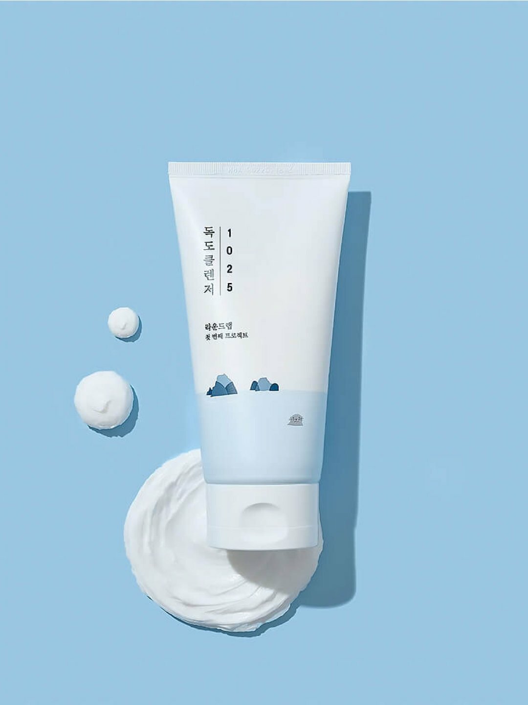 Мягкая пенка для умывания с морской водой Round Lab 1025 Dokdo Cleanser, 150 мл — фото 1