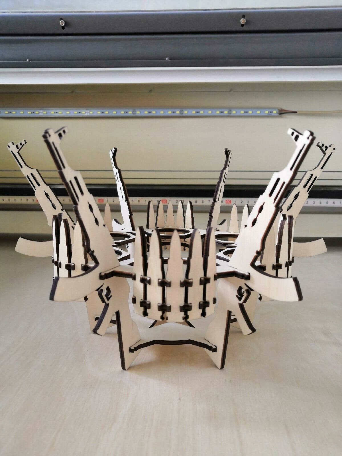 Деревянный мини-бар АК-47, диаметр 20 см, цвет светло-бежевый — фото 1