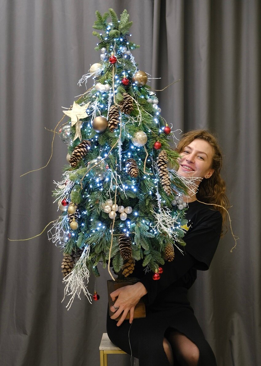 Ёлка из нобилиса и сосны в деревянном ящичке с декором, 120 см