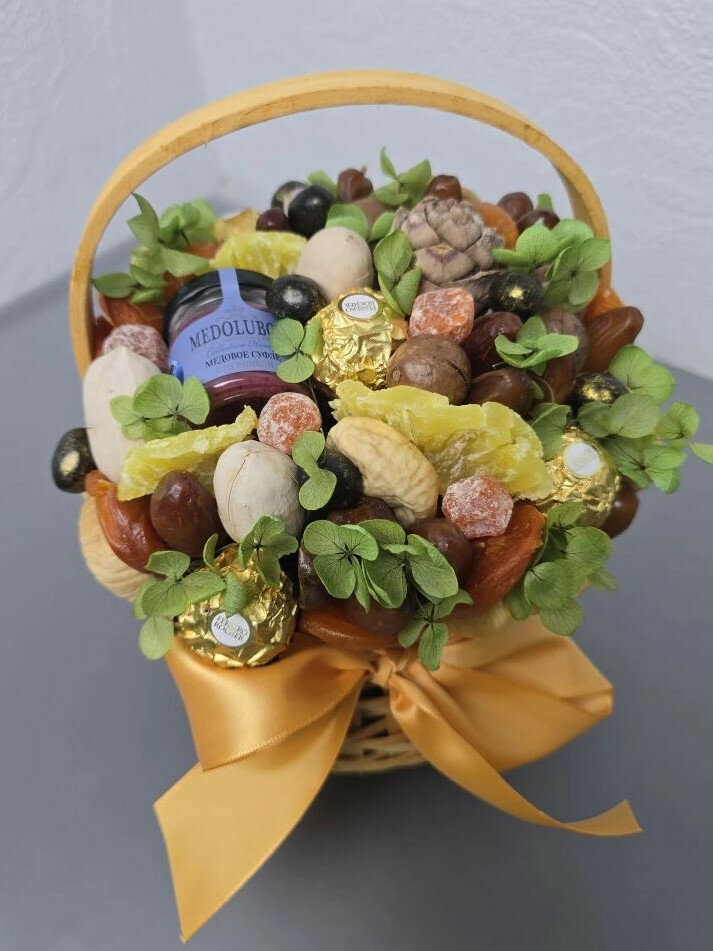 Корзина с гортензией сухофруктами орехами и мёдом (BuketOnline)