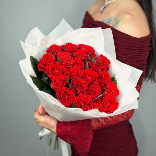 Изображение товара Букет из 21 красной розы Эль-торо 50 см в стильной упаковке. «365 Поводов» - живые цветы с доставкой