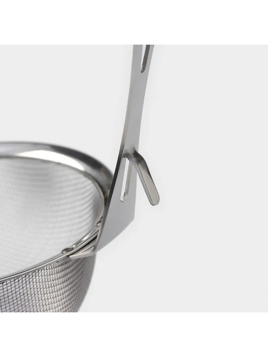Качественный нержавеющий дуршлаг с фиксатором 16 см