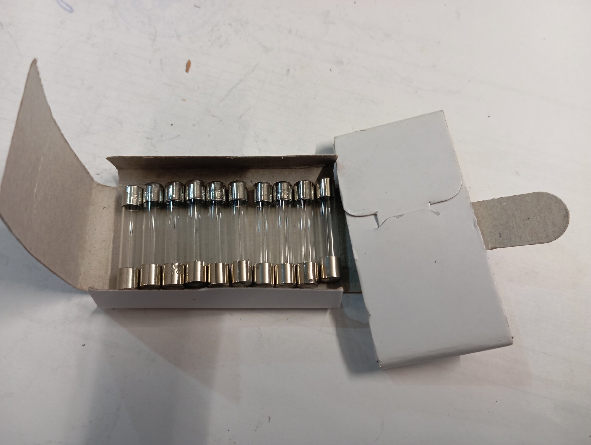 Предохранитель 2А. стеклянный. размер 5.6*30.9 упаковка20 шт.