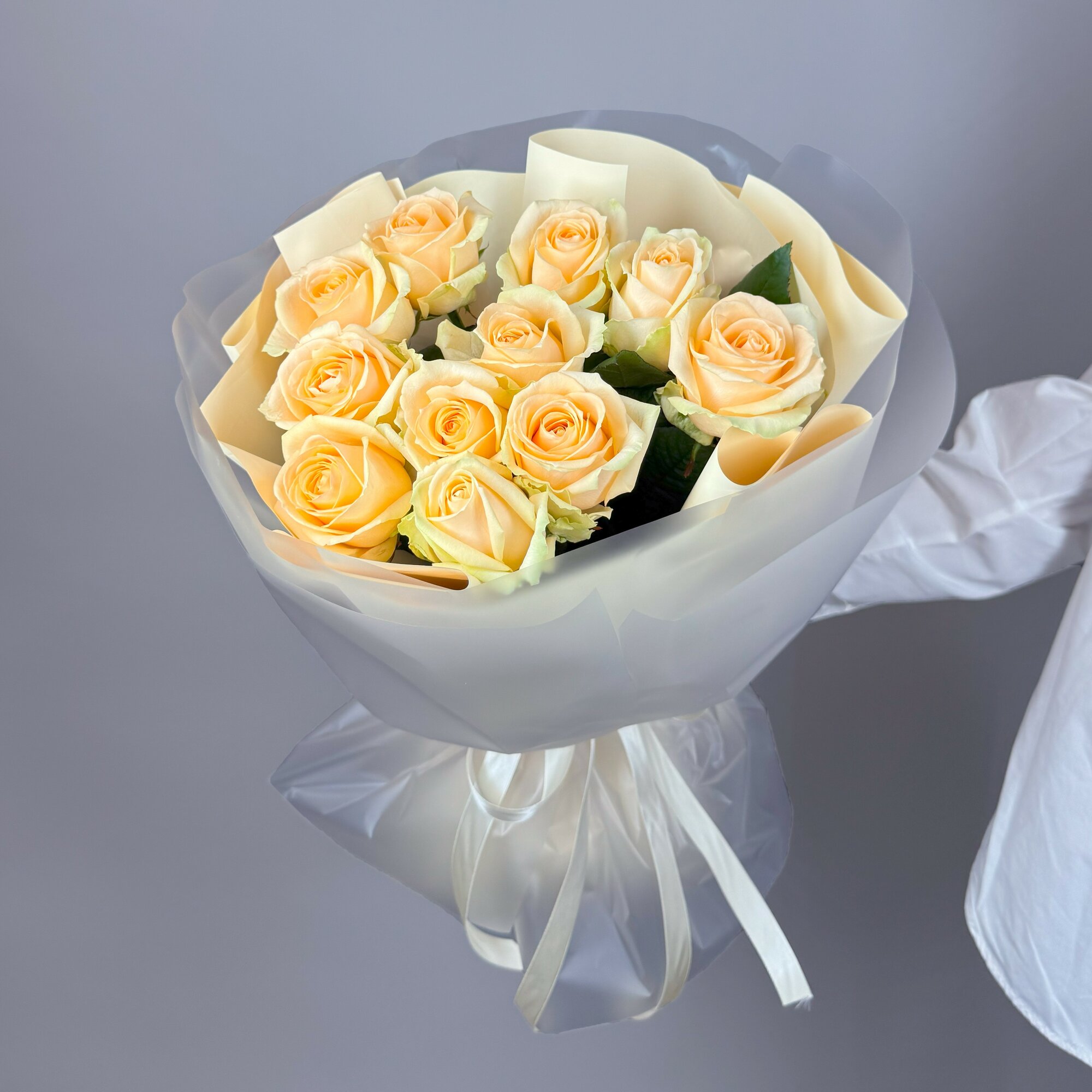 Букет живых цветов персиковык розы 11 шт. 50 см. 