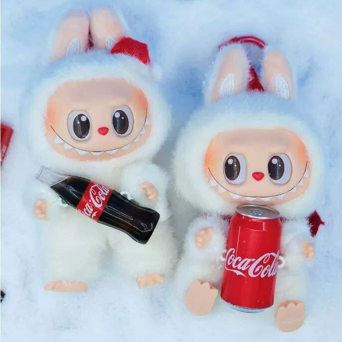 Мягкая игрушка Labubu брелком Coca-Cola — фото 1