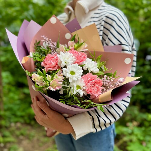 Изображение товара Букет-комплимент "Нежное послание" с диантусами и хризантемой