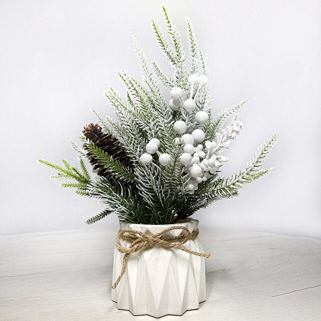 Новогодняя экибана в кашпо Дайон из еловых веток шишек и ягод 35 см