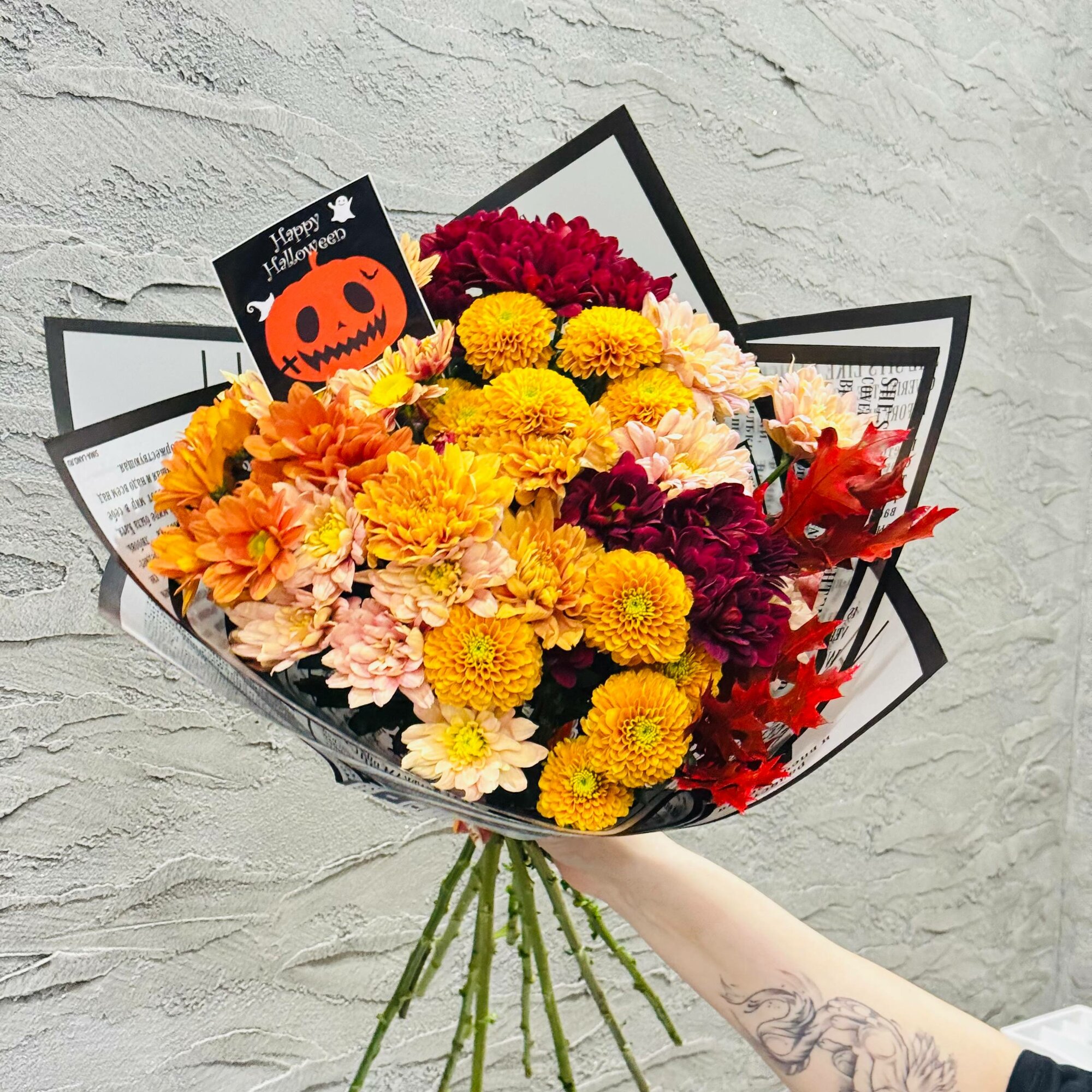 Осенний тематический букет из хризантем на Хэллоуин. Цветы на Хеллоуин