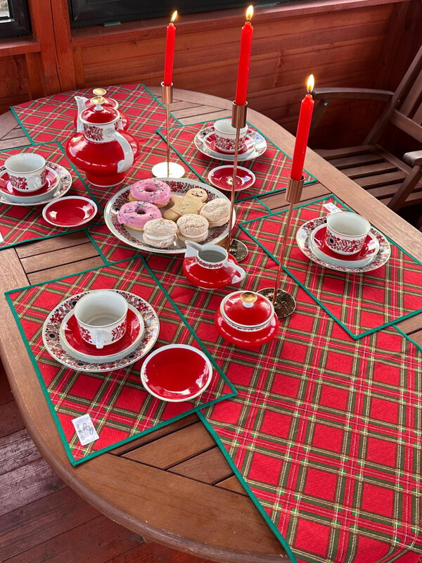 Дорожка на стол новогодняя с зеленым кантом в клетку и зеленым кантом 140*40 см.