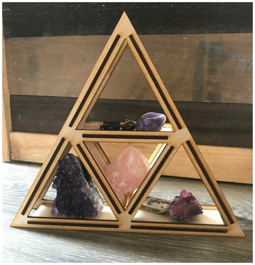 Треугольник полка для хранения самоцветов, оберегов, оккультизма