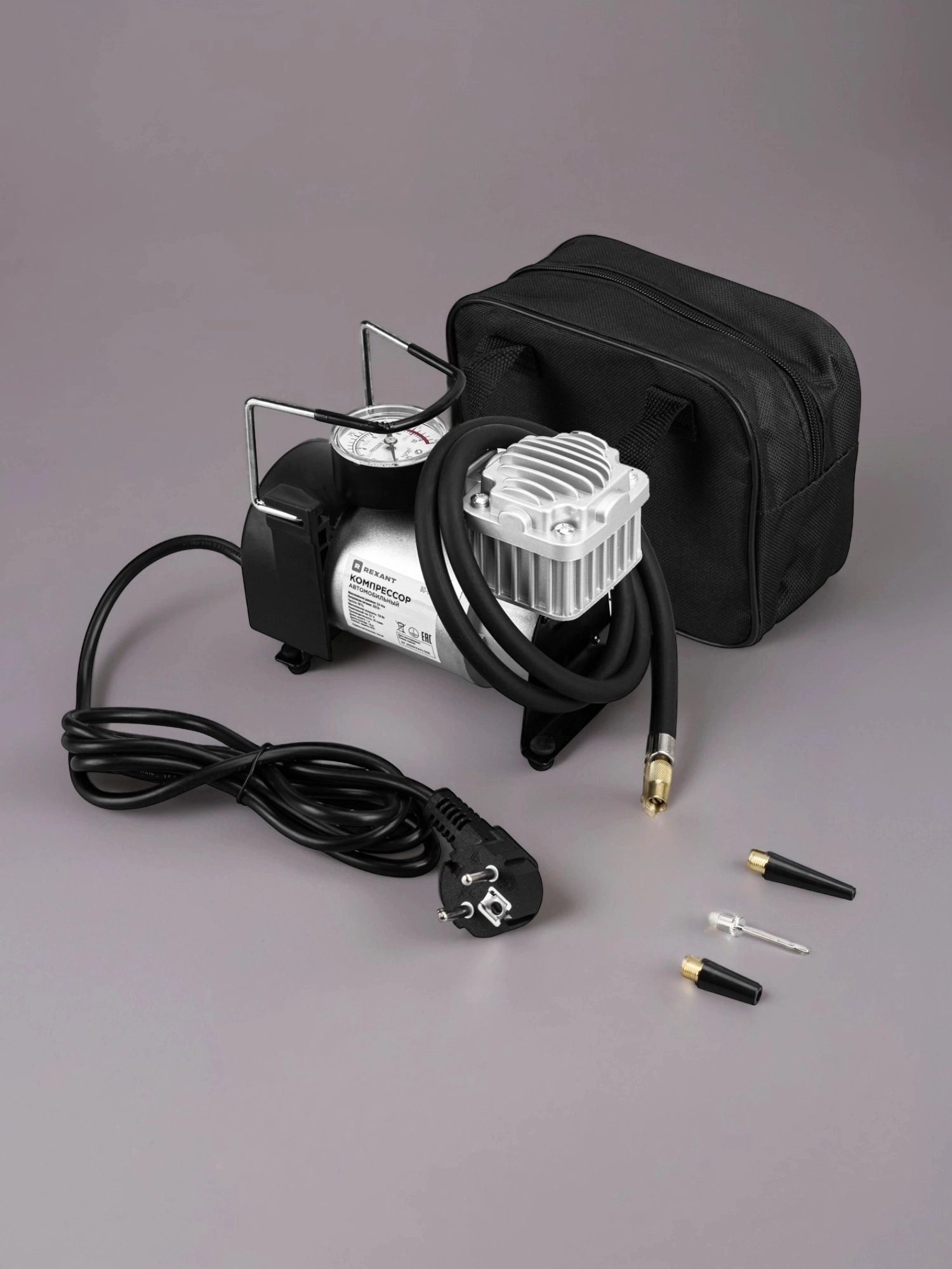 Компрессор автомобильный с манометром 35 л/мин 9.4 АТМ питание от сети 220 В 3 насадки и чехол в комплекте REXANT