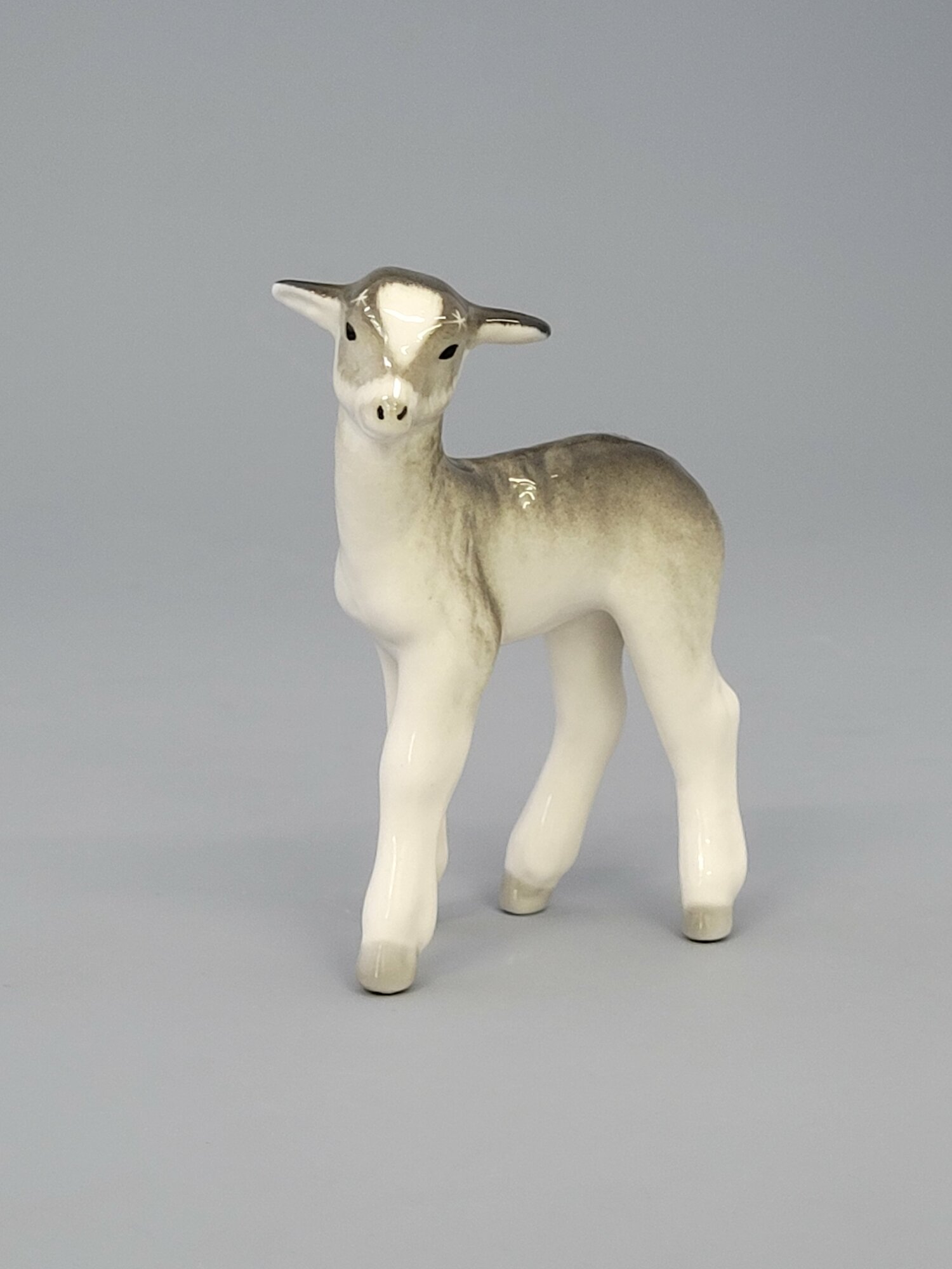 Фарфоровая скульптура Ягненок стоящий мягкий фарфор Императорский фарфоровый завод