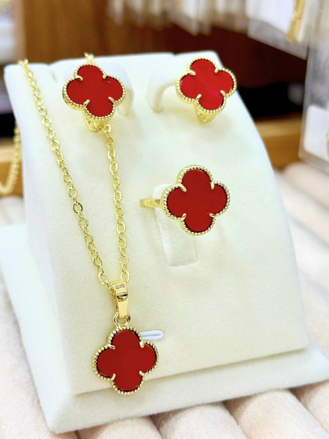 Комплект бижутерии: колье, кольцо, серьги