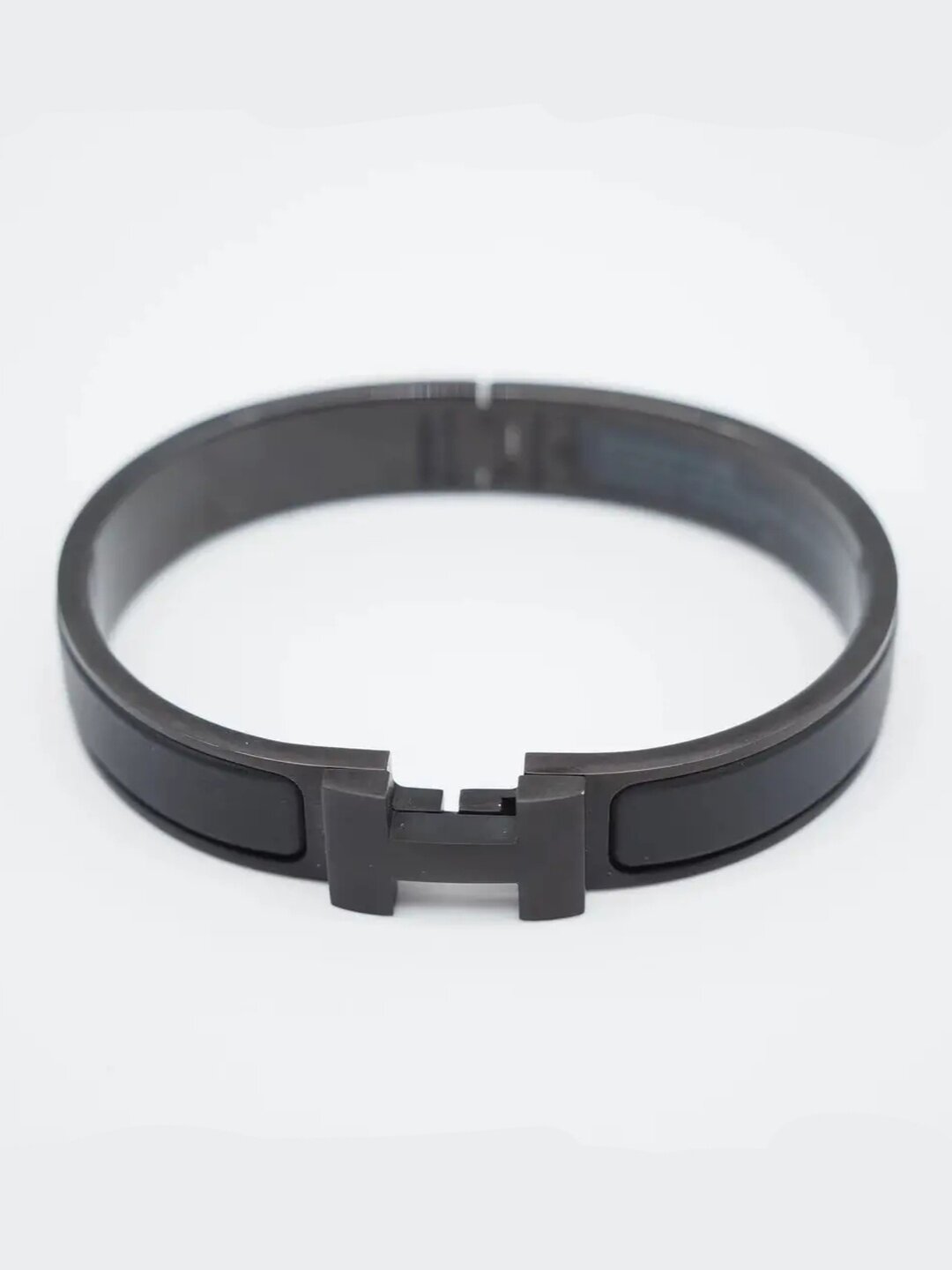 Жесткий браслет