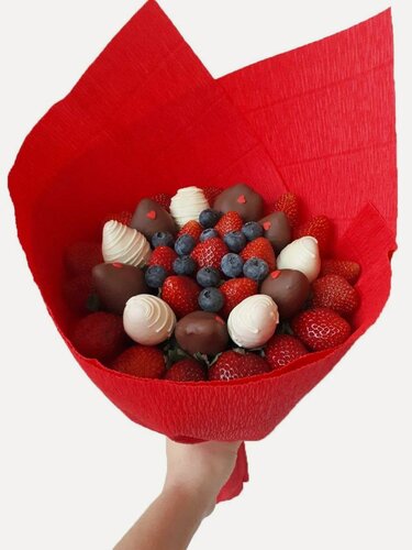 Изображение товара Подарочный букет Mklubni "Standart MIX" из клубники в шоколаде и свежей клубники с голубикой