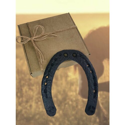 Настоящая хоженая подкова на дверь в подарочной коробке. Высота подковы 15-20 см.