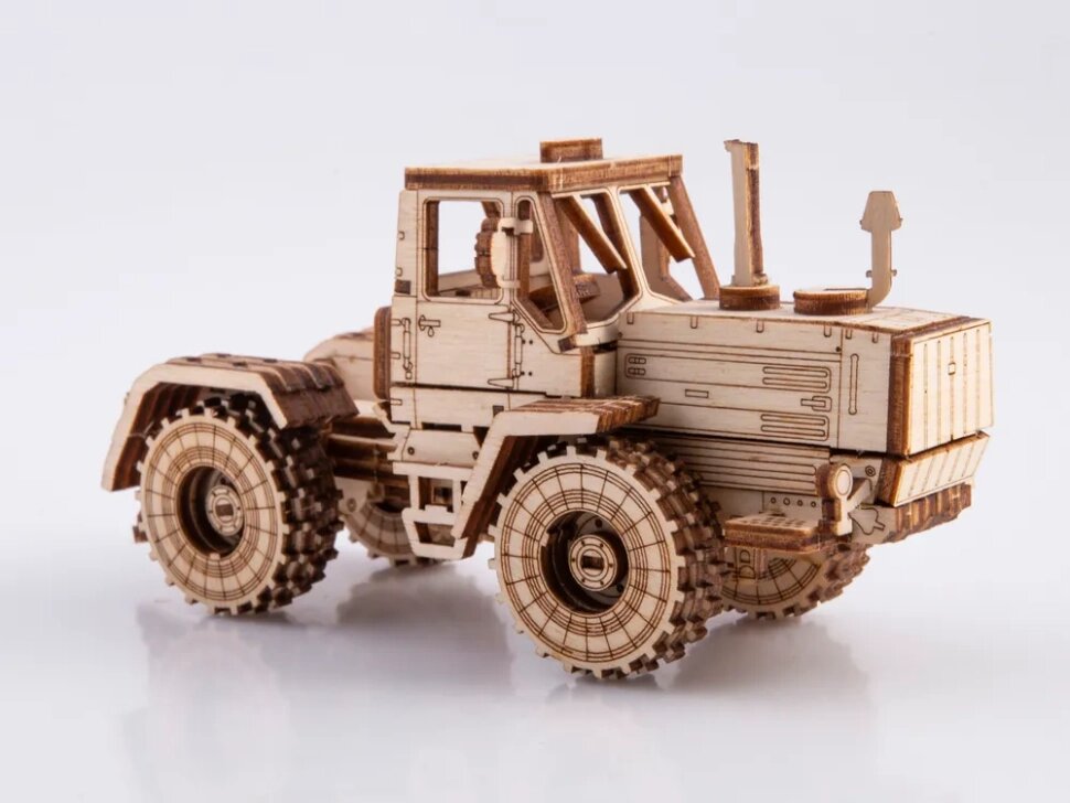 Сборная модель Трактор Т-150К (1/43) Baumi 12202 — фото 1