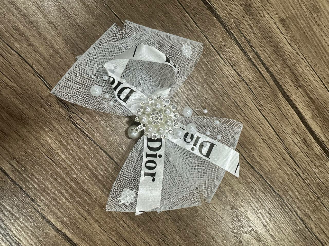 Бантик для волос Dior, для девочек, текстиль, белый, длина 7 см — фото 1