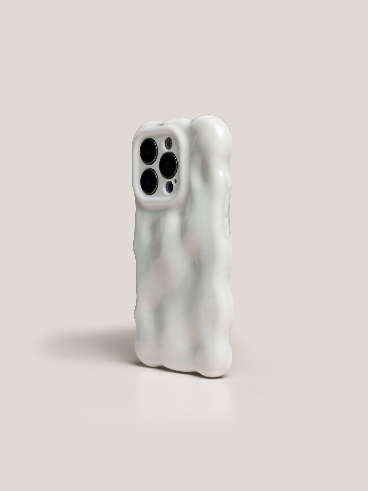 Чехол облачко перламутрово розовый на Iphone 14 пластмассовый ударопрочный модный — фото 1