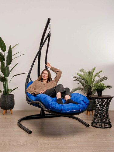 Изображение товара Подвесное кресло лежачее, с ротангом черное, синяя подушка