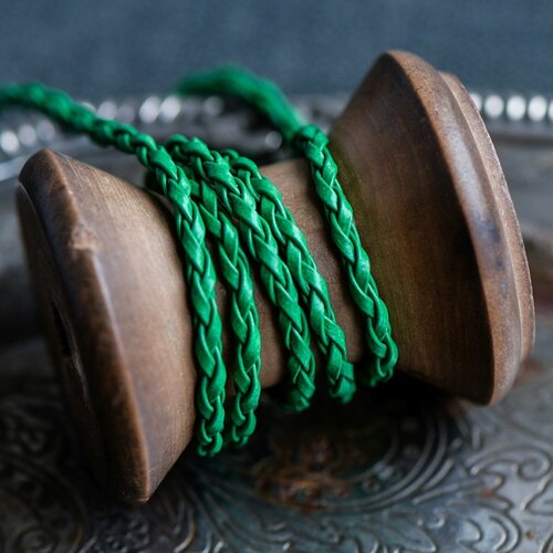 Шнур косичка плетеный 7 метров для рукоделия / браслетов, искусств. кожа, цвет зеленый, 3 мм шнур косичка плетеный 7 метров для рукоделия браслетов искусств кожа цвет синий 3 мм