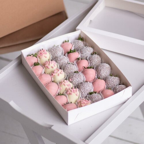 Подарочный набор клубники в молочном, белом и розовом шоколаде с кокосовой стружкой и шоколадным декором коробка «Эстен» на 30 ягод от Господина Цветаева
