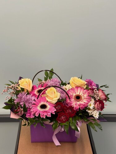 Изображение товара Композиция wowflo "Микс в сумочке", 19 цветов в композиции, высота букета 37 см