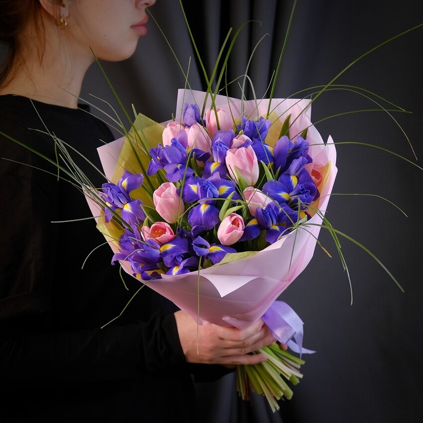 Букет живых цветов Ирисы и розовые тюльпаны в игривом букете "Шепот весны"